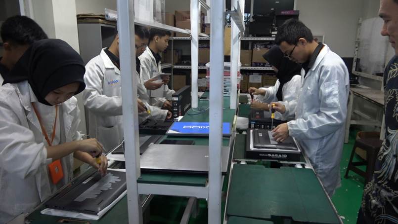 Proses produksi laptop di fasilitas Axioo Class Program yang diperlihatkan kepada rombongan UPI